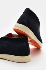 Santoni Desert Boot 'Detroit' navy, seitliche Nahaufnahme, geschmeidiges Veloursleder, flexible Gummisohle, schmal zulaufende Silhouette, Ziernaht, Lederfutter, dezentes Stitching.