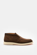 Santoni Desert Boot 'Detroit' braun aus Veloursleder, seitliche Ansicht, flexible Gummisohle, schmale Silhouette, Ziernaht, Lederfutter, dezentes Stitching.