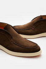 Santoni Desert Boot 'Detroit' braun aus geschmeidigem Veloursleder, schmal zulaufend, mit Ziernaht und flexibler weißer Gummisohle, Seitenansicht.