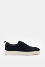 Santoni Slip-on-Sneaker 'Victory' navy seitlich fotografiert, geschmeidiges Veloursleder, schmal zulaufend, Gummizug, Anziehschlaufe, leichte Gummisohle.