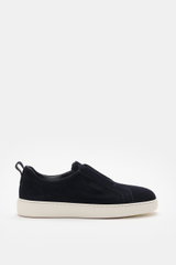 Santoni Slip-on-Sneaker 'Victory' navy seitlich fotografiert, geschmeidiges Veloursleder, schmal zulaufend, Gummizug, Anziehschlaufe, leichte Gummisohle.