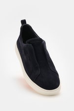 Santoni Slip-on-Sneaker 'Victory' navy aus geschmeidigem Veloursleder in leichter schmal zulaufender Form, seitliche Logoprägung, Anziehschlaufe, weiße Gummisohle, Frontansicht.
