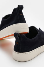 Santoni Slip-on-Sneaker 'Victory' navy aus geschmeidigem Veloursleder, leicht schmal zulaufend, mit Gummizug, Anziehschlaufe, Lederfutter, leichter Gummisohle, Rückansicht.