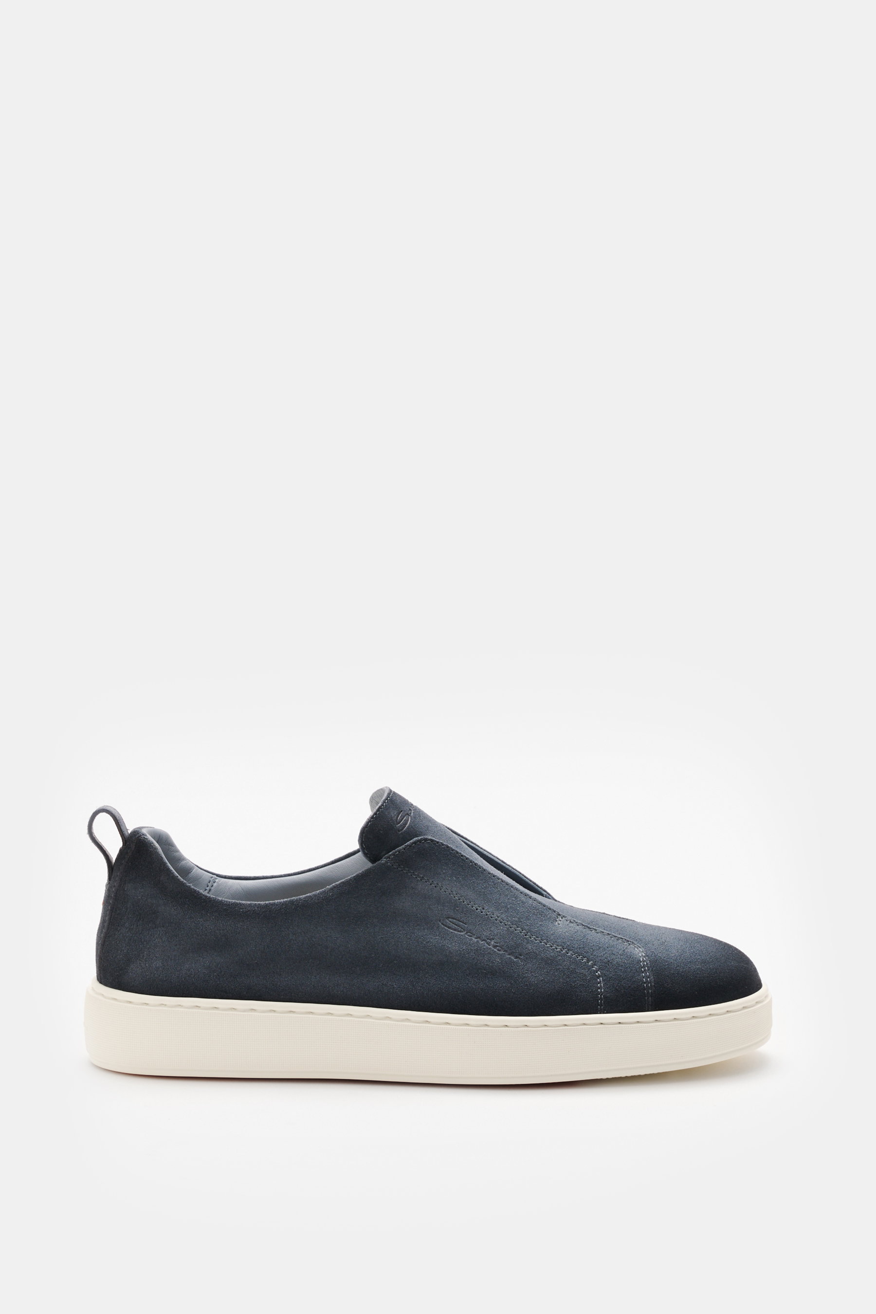 Santoni Slip-on-Sneaker 'Victory' graublau aus Veloursleder, seitliche Ansicht, schmal zulaufend, mit Gummizug, Lederschuh innen, leichte Gummisohle.