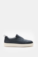 Santoni Slip-on-Sneaker 'Victory' graublau aus Veloursleder, seitliche Ansicht, schmal zulaufend, mit Gummizug, Lederschuh innen, leichte Gummisohle.