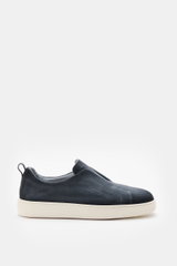 Santoni Slip-on-Sneaker 'Victory' graublau aus Veloursleder, seitliche Ansicht, schmal zulaufend, mit Gummizug, Lederschuh innen, leichte Gummisohle.