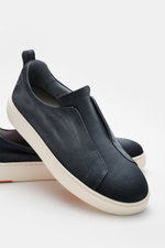 Santoni Slip-on-Sneaker 'Victory' graublau aus geschmeidigem Veloursleder, schmal zulaufend, mit Gummizug, Logoprägung, Anziehschlaufe, Lederfutter und leichter Gummisohle, frontale Nahaufnahme.