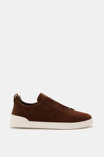 Zegna Slip-on-Sneaker 'Triple Stitch' braun shown in a side view, made of smooth brown suede with elastic crossed bands, round toe, padded collar, pull tab, ZEGNA embossed tongue, leather lining, and flexible white rubber sole. <p>In Anlehnung an das ikon
