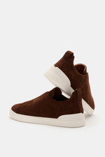 Side and rear view of Zegna Slip-on-Sneaker 'Triple Stitch' braun in smooth brown suede with white rubber sole and pull tab. <p>In Anlehnung an das ikonische Stitching-Logo von ZEGNA präsentiert sich der angenehm leichte Slip-on-Sneaker 'Triple Stitch' au