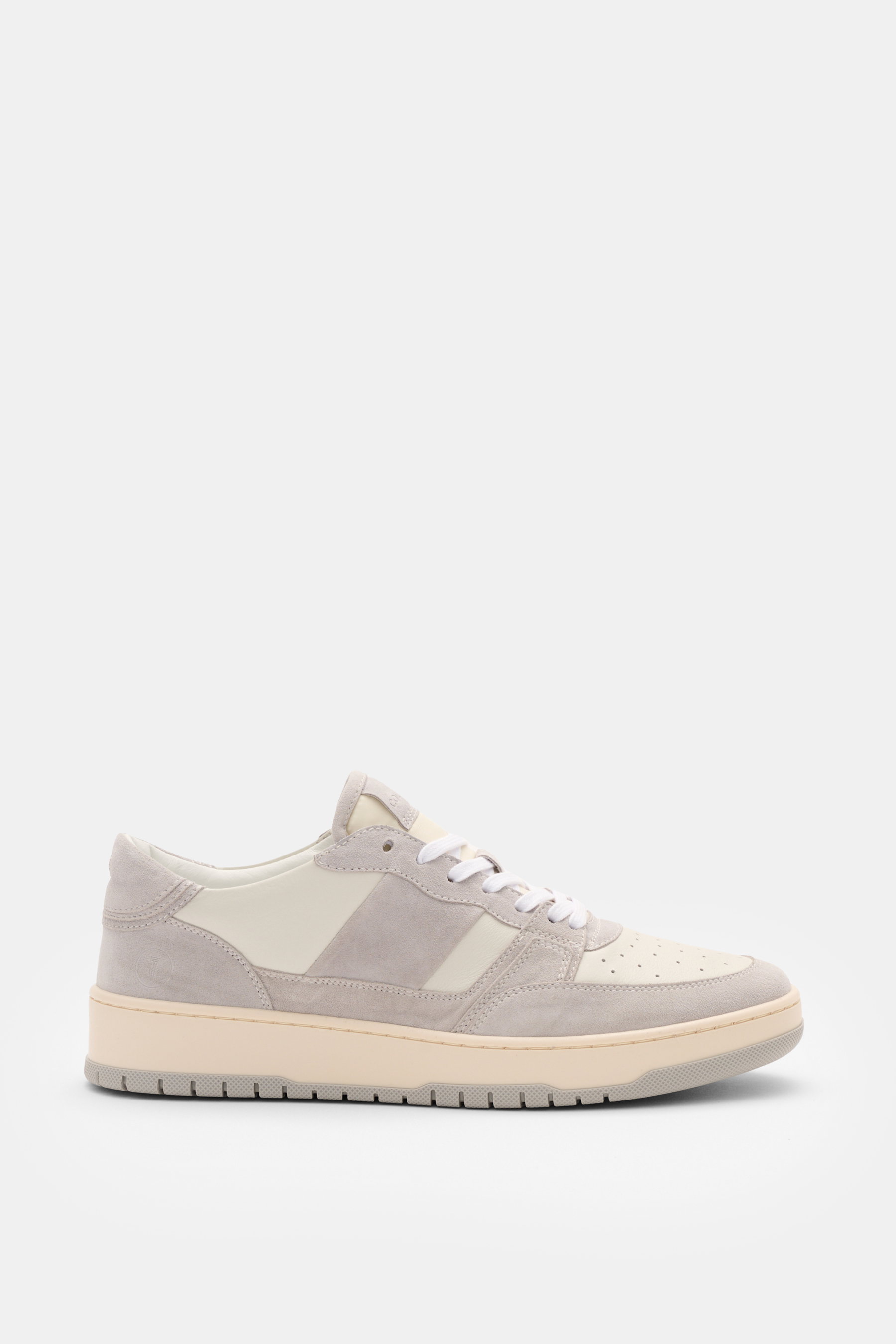 Side view of Collegium Sneaker 'Pillar Alpha' offwhite/grau, handcrafted in Italy with smooth leather, suede overlays, seven-eye lacing, logo-embossed tongue, padded collar, leather lining, and flexible rubber sole.