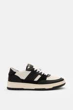 Collegium Sneaker 'Pillar Alpha' offwhite/schwarz in Seitenansicht, feines Glattleder, Velours-Overlays, sieben Loch Schnürung, Lederfutter, Gummisohle.