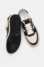 Collegium Sneaker 'Pillar Alpha' offwhite/schwarz, von oben fotografiert, zeigt fein genarbtes Leder, Velours-Overlays, Schnürung, Gummisohle.