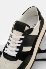 Collegium Sneaker 'Pillar Alpha' offwhite/schwarz, seitliche Nahaufnahme, Glattleder, Velours-Overlays, Sieben-Loch-Schnürung, gepolsterter Schaftrand, flexible Gummisohle.