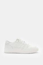 Collegium Sneaker 'Pillar Alpha' offwhite seitlich fotografiert, aus fein genarbtem Glattleder mit Sieben-Loch-Schnürung, Lederfutter, gepolstertem Schaftrand und flexibler Gummisohle.