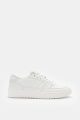 Collegium Sneaker 'Pillar Alpha' offwhite seitlich fotografiert, aus fein genarbtem Glattleder mit Sieben-Loch-Schnürung, Lederfutter, gepolstertem Schaftrand und flexibler Gummisohle.