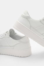 Collegium Sneaker 'Pillar Alpha' offwhite, seitliche Ansicht, fein genarbtes Glattleder, Sieben-Loch-Schnürung, gepolsterter Schaftrand, flexible Gummisohle.