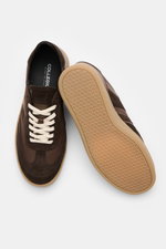 Collegium Sneaker 'Pillar Court III' braun/dunkelbraun shown from top and sole view, featuring finely grained smooth leather, suede overlays, seven-eyelet lacing, logo-embossed tongue, padded collar, leather lining, and flexible rubber sole. Das amerikani