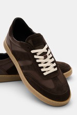Collegium Sneaker 'Pillar Court III' braun/dunkelbraun shown from a front side angle, featuring finely grained smooth leather, suede overlays, seven-hole lacing, logo embossed tongue, padded collar, leather lining, and flexible rubber sole.