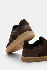 Collegium Sneaker 'Pillar Court III' braun/dunkelbraun shown from rear and side angles, made of fine grained smooth leather, suede overlays, seven-hole lacing, logo-embossed tongue, padded collar, leather lining, and flexible rubber sole. The American lab