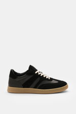 Collegium Sneaker 'Pillar Court III' schwarz, Seitenansicht, fein genarbtes Glattleder, Veloursleder-Overlays, weiße Schnürsenkel, flexible Gummisohle.