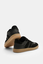 Collegium Sneaker 'Pillar Court III' schwarz, von hinten und seitlich, fein genarbtes Glattleder, Veloursleder-Overlays, flexible Gummisohle.