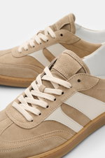 Collegium Sneaker 'Pillar Court III' beige/offwhite aus Velours- und Glattleder, Sieben-Loch-Schnürung, seitlich fotografiert, gepolstert.