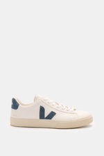 Veja Sneaker 'Campo Leather' offwhite/graublau seitlich fotografiert, markant genarbtes Leder, Velours-Overlays, nachhaltige Materialien.
