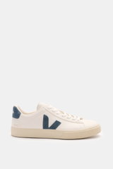 Veja Sneaker 'Campo Leather' offwhite/graublau seitlich fotografiert, markant genarbtes Leder, Velours-Overlays, nachhaltige Materialien.
