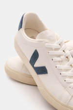 Veja Sneaker 'Campo Leather' offwhite/graublau in Nahaufnahme von schräg oben, markant genarbtes Leder, runde Vorderkappe, sieben-Loch-Schnürung, Veloursleder-Overlays, gepolsterter Schaftrand mit Logo, VEJA-Prägung hinten, Textilfutter, flexible Kautschu