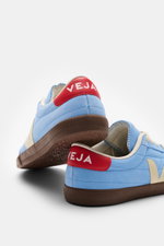 Veja Sneaker 'Panenka' blau/rot/creme aus geschmeidigem Veloursleder mit Glattleder-Overlays, sechs Loch Schnürung, gepolstertem Schaftrand, flexible Gummisohle, Rückansicht leicht erhöht.