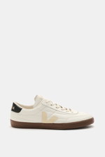 Veja Sneaker 'Panenka O.T.' weiß/schwarz/braun seitlich fotografiert, aus geschmeidigem Organic Traced-Leder, mit V-Overlay, Gummisohle.