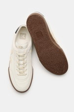 Veja Sneaker 'Panenka O.T.' weiß/schwarz/braun, von oben fotografiert, zeigt die braune Gummisohle und weißes, fein genarbtes Organic Traced-Leder mit V-Overlay.