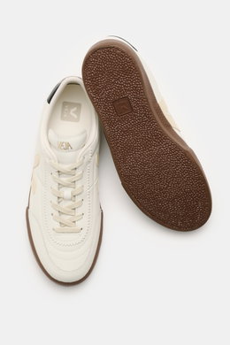 Veja Sneaker 'Panenka O.T.' weiß/schwarz/braun, von oben fotografiert, zeigt die braune Gummisohle und weißes, fein genarbtes Organic Traced-Leder mit V-Overlay.