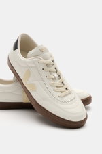 Veja Sneaker 'Panenka O.T.' weiß/schwarz/braun, von schräg vorne fotografiert, aus fein genarbtem Organic Traced-Leder mit V-Overlay, brauner Laufsohle, gepolstertem Schaftrand und sechs-Loch-Schnürung.