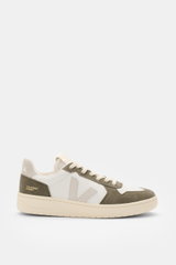 Veja Sneaker 'V-82' offwhite/taupe/hellgrau, seitliche Ansicht, nachhaltiges Leder, Veloursleder-Overlays, runde perforierte Vorderkappe, sieben-Loch-Schnürung, gepolsterter Schaftrand mit Logo, Jersey-Innenfutter, recycelte Kautschuksohle.