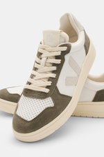 Veja Sneaker 'V-82' offwhite/taupe/hellgrau im Nahaufnahme-Frontblick, nachhaltiges Leder, Velours-Overlays, perforierte runde Vorderkappe, sieben-Loch-Schnürung, gepolsterter Schaftrand, V-Overlay, Jersey-Innenfutter, recycelte Kautschuksohle.
