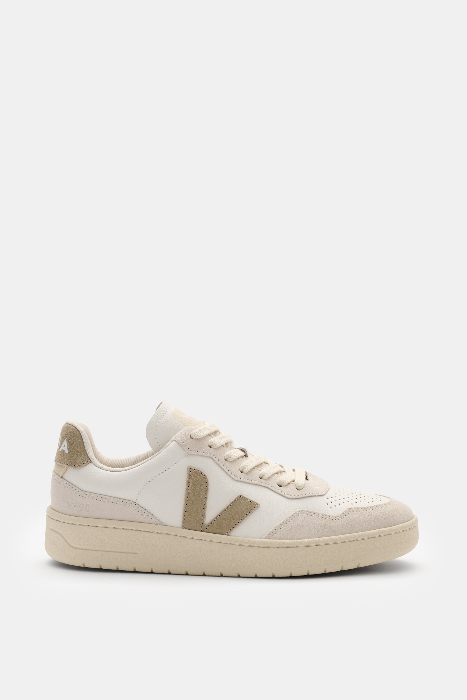 Side view of Veja Sneaker 'V-90 O.T. Leather' offwhite/taupe featuring sustainable leather, round perforated toe, seven-hole lacing, padded collar with logo, V-overlay, jersey lining, and recycled rubber sole. Innovative Materialien treffen auf zeitgenöss