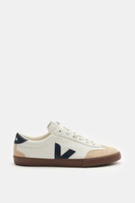Veja Sneaker 'Volley O.T. Leather' weiß/navy/beige seitlich fotografiert, aus Organic Traced Leder mit Gummisohle, Velours-Overlays.