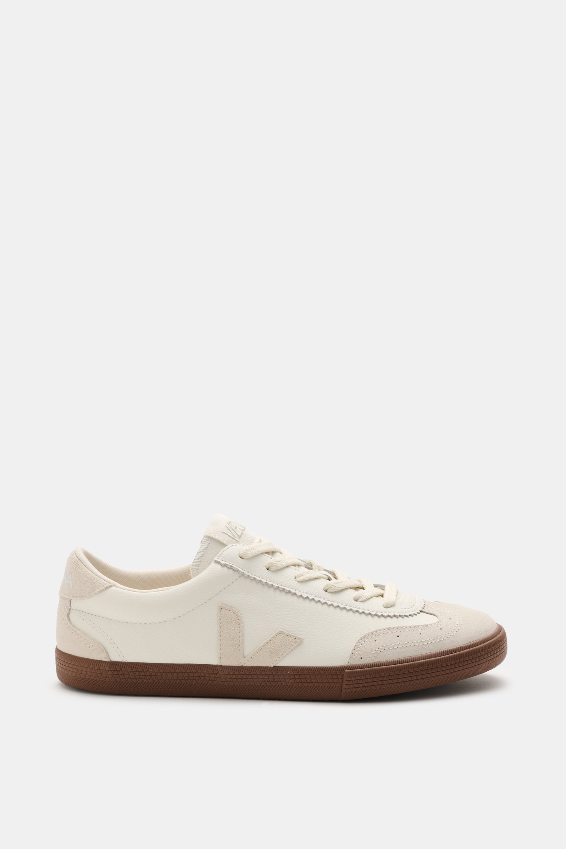 Veja Sneaker "Volley O.T. Leather" weiß/sand shown from side view, made of soft Organic Traced leather, smooth and suede overlays, round toe, six-eye lacing, V-side overlay, padded collar with logo, logo patch on tongue, textile lining, flexible recycled 