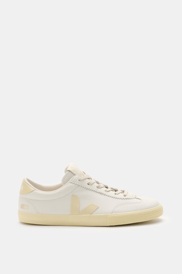 Veja Sneaker 'Volley O.T. Leather' weiß/creme im seitlichen Profil, aus Organic Traced Leder, Glattleder-Overlays, gepolstertem Schaftrand und flexibler Gummisohle.