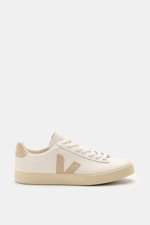 Veja Sneaker 'Campo' weiß/beige shown from the side, made of chromfrei gegerbtem Rindsleder with genarbtes Leder, Veloursleder overlays, round toe, seven-hole lacing, V-shaped overlay, padded collar with logo, gold VEJA embossing, textile lining, and flex