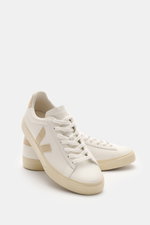 Veja Sneaker 'Campo' weiß/beige shown from front-side angle, made of chrom-free tanned grained leather with suede overlays, round toe, seven-hole lacing, V-shaped overlay, padded collar with logo, gold VEJA embossing, textile lining, and flexible rubber s