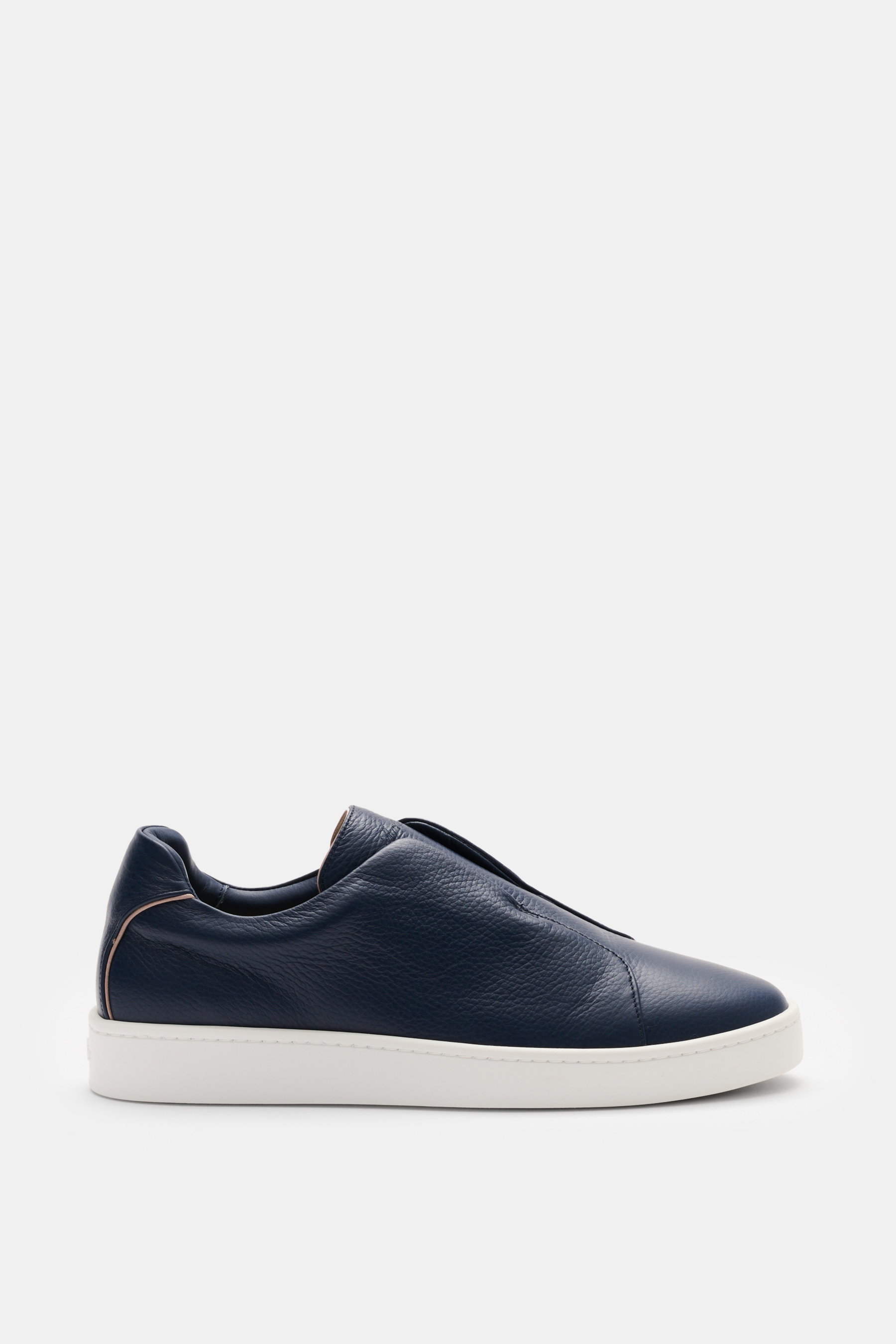 Aurélien Slip-on-Sneaker dunkelblau seitlich fotografiert, fein genarbtes Leder, runde Vorderkappe, elastische Bänder, gepolsterter Schaftrand, Lederfutter, flexible Gummisohle.