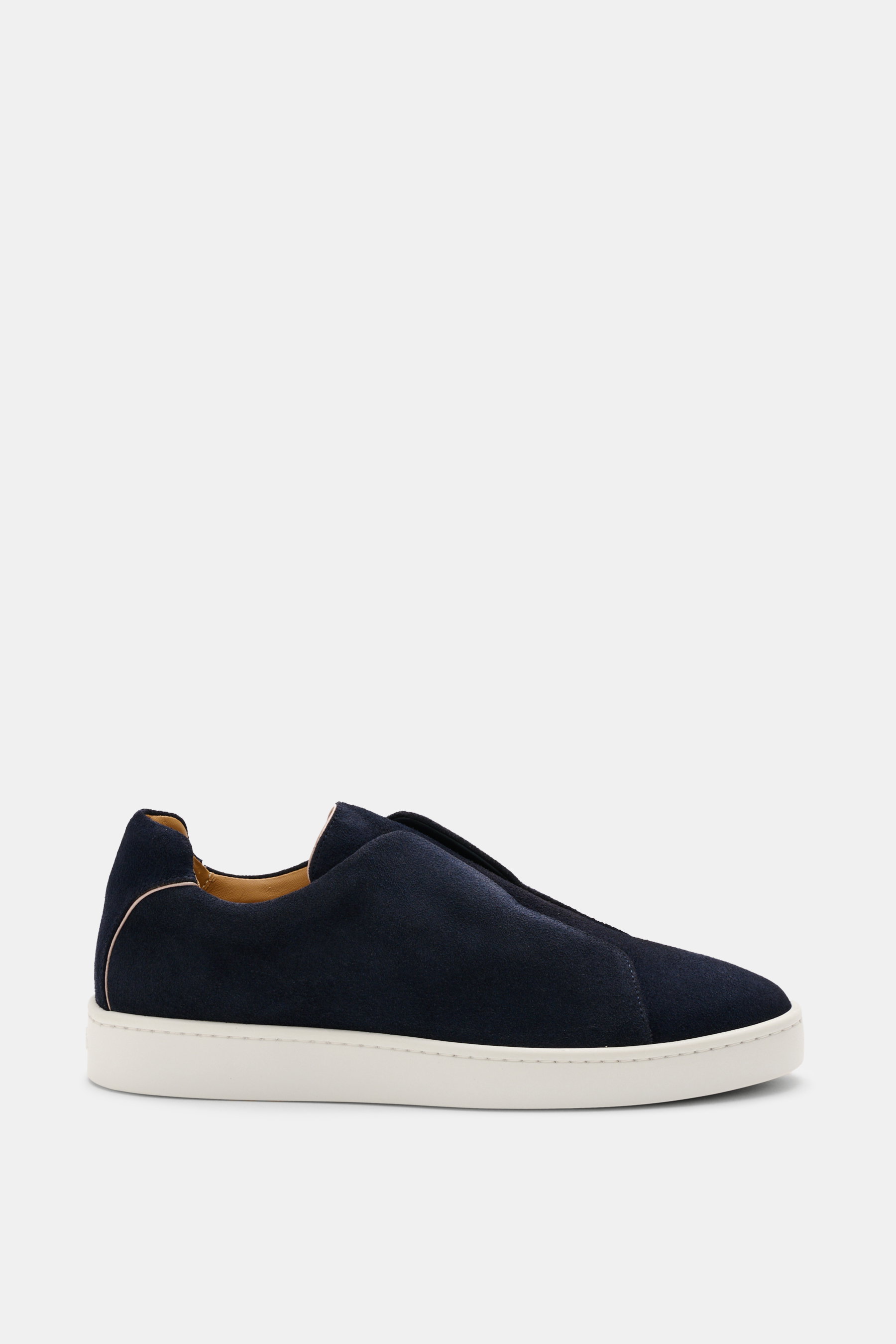 Seitenansicht des Aurélien Slip-on-Sneaker navy aus softem Veloursleder mit runder Vorderkappe, elastischen Bändern, gepolstertem Schaftrand, Lederfutter, dezenter Logo-Prägung und flexibler weißer Gummisohle.