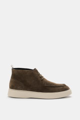 Officine Creative Desert Boot 'Frame 002' oliv seitlich fotografiert, edles Veloursleder, schmal zulaufende Silhouette, Drei-Loch-Schnürung, Grosgrain-Anziehschlaufe, ledernes Innenfutter, leichte Kautschuk-Laufsohle.