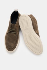 Officine Creative Desert Boot 'Frame 002' oliv, von oben und seitlich fotografiert, schmale Silhouette, edles Veloursleder, Drei-Loch-Schnürung, Grosgrain-Anziehschlaufe, ledernes Innenfutter, leichte Kautschuk-Laufsohle.