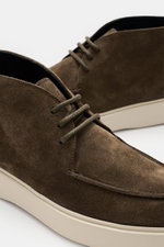 Officine Creative Desert Boot 'Frame 002' oliv, Detailaufnahme von schmal zulaufender Silhouette aus edlem Veloursleder mit Drei-Loch-Schnürung, Grosgrain-Anziehschlaufe, ledernem Innenfutter und leichter Kautschuk-Laufsohle.