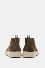 Officine Creative Desert Boot 'Frame 002' oliv, Rückansicht schmal zulaufend, edles Veloursleder, Drei-Loch-Schnürung, Grosgrain-Schlaufe, ledernes Innenfutter, Kautschuksohle.