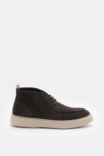 Officine Creative Desert Boot 'Frame 002' dunkelbraun im Profil von rechts mit edlem Veloursleder, schmal zulaufender Silhouette, Drei-Loch-Schnürung, Grosgrain-Anziehschlaufe, ledernem Innenfutter, leichter Kautschuk-Laufsohle.