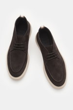 Officine Creative Desert Boot 'Frame 002' dunkelbraun, oben liegend fotografiert, edles Veloursleder, schmal zulaufende Silhouette, Drei-Loch-Schnürung, typische Grosgrain-Anziehschlaufe, ledernes Innenfutter, Laufsohle aus leichtem Kautschuk.